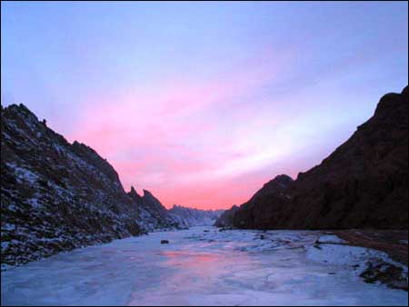 新疆天山庫(kù)車大峽谷天氣